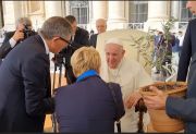 b_180_160_16777215_00_images_Papa_Francesco_Onofrio_Rota_Marta_Fiore_figlia_di_Rita_Borsellino_con_lulivo_della_staffetta_della_legalità.jpg
