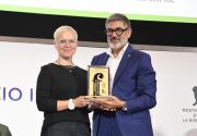 b_180_160_16777215_00_images_Venezia81_Onofrio_Rota_consegna_il_Premio_Persona_Lavoro_Ambiente_alla_produzione_del_film_Peacock.jpg