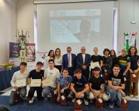 Onofrio Rota e Gianluigi Visconti con gli studenti premiati.jpg