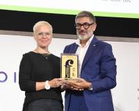 Venezia81, Onofrio Rota consegna il Premio Persona Lavoro Ambiente alla produzione del film Peacock.jpg