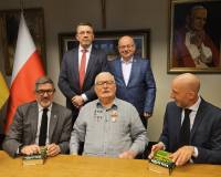 1_Onofrio Rota con Lech Walesa e dirigenti segretariato agroalimentare Solidarnosc.jpg